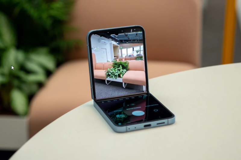 В сеть попали подробности о бюджетной «раскладушке» Samsung